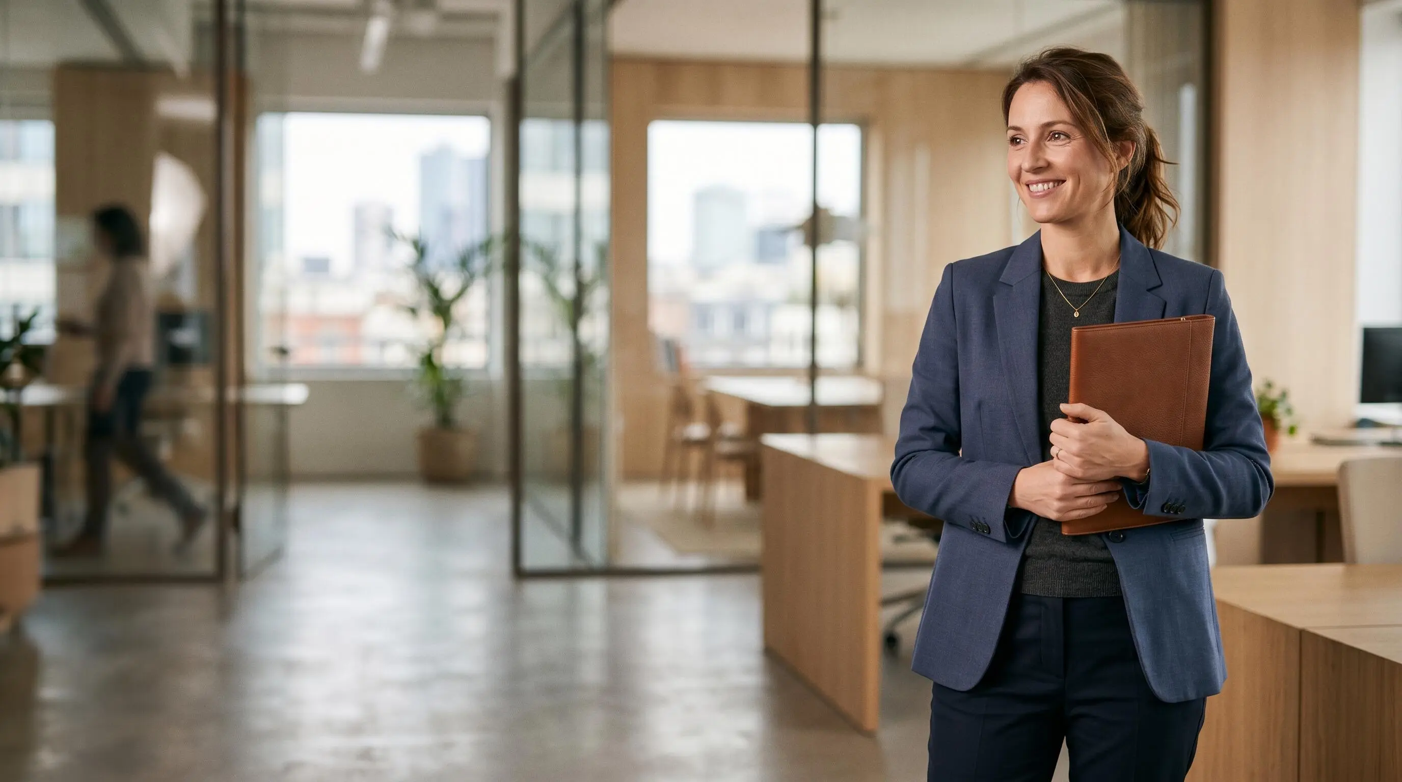 Professionnel confiant dans un environnement de bureau moderne, symbolisant la progression de carrière grâce aux compétences linguistiques
