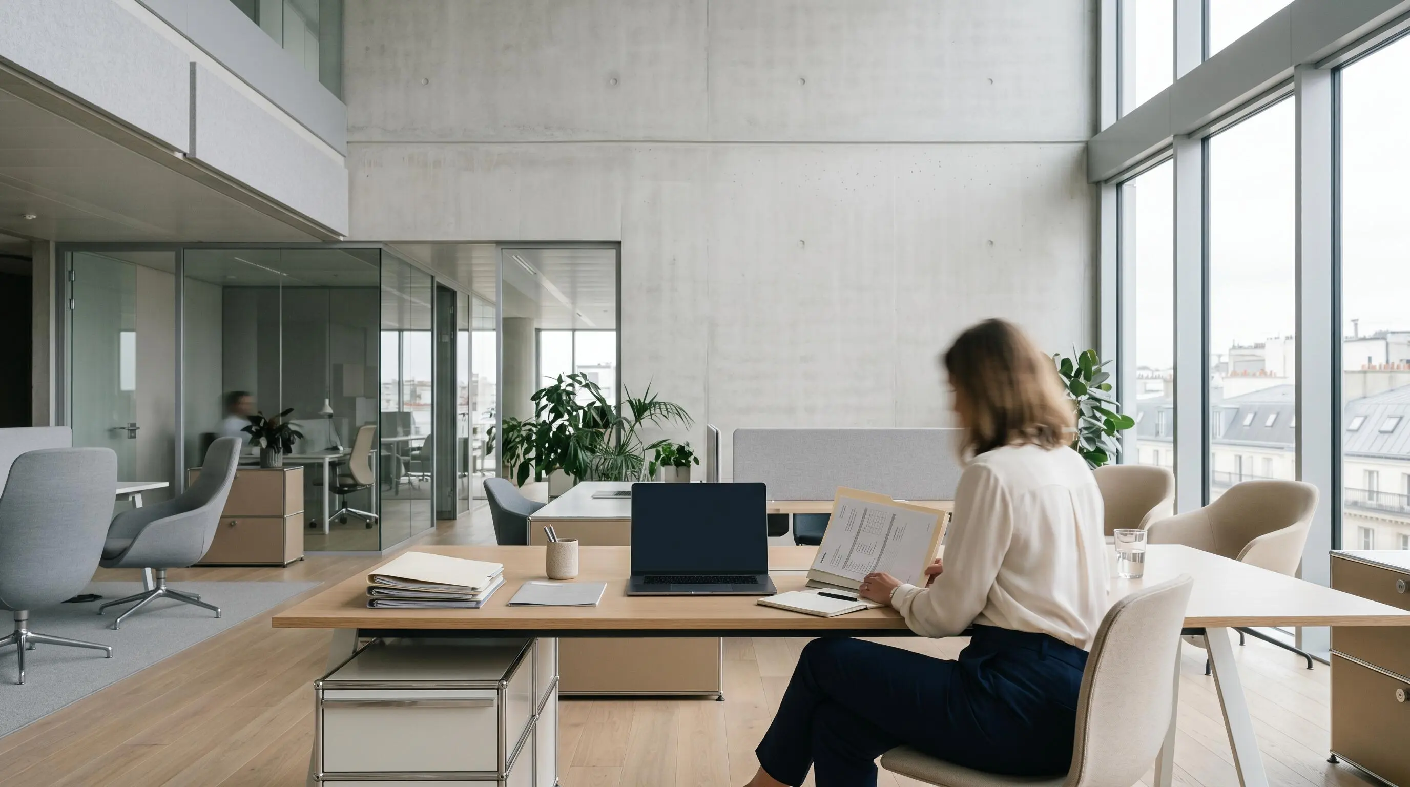 Responsable RH analysant des documents de certification professionnelle dans un bureau moderne français